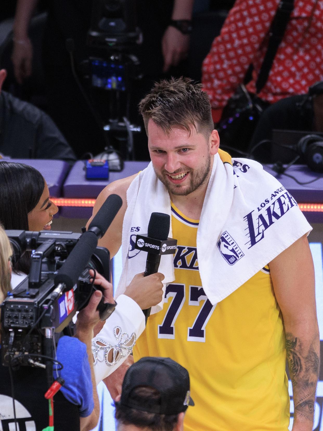 AYX GAME官网 - 科维托娃巅峰对决，东契奇与90激战雄鹿分钟，势不可挡胜负难料！